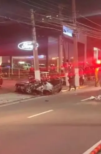 Após desobedecer ordem de parada, motorista bate em poste e passageiro morre em Mogi