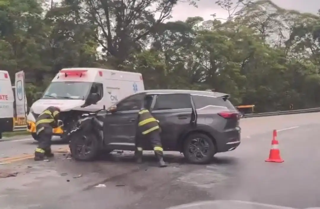 Acidente deixa quatro feridos na rodovia Mogi-Bertioga