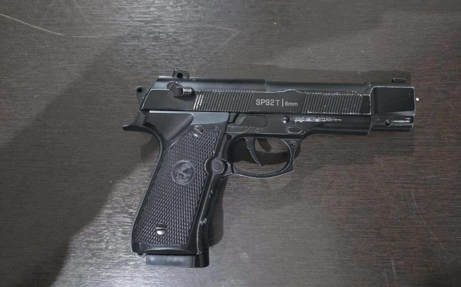 Dupla ameaça, agride homem em bar e é detida com simulacro de pistola em Arujá