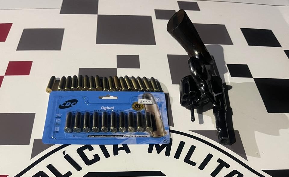 Homem é detido com arma de fogo e quase R$ 4 mil em Itaquaquecetuba