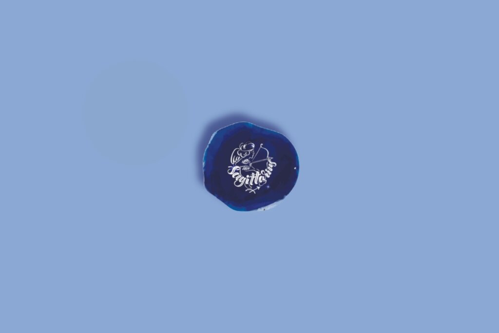 Ilustração do signo de sagitário em um círculo com fundo azul e branco com estrelas