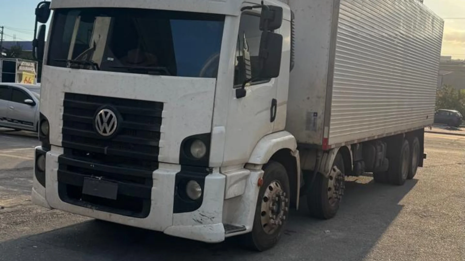 PM recupera caminhão roubado com cargas de carne em Itaquaquecetuba