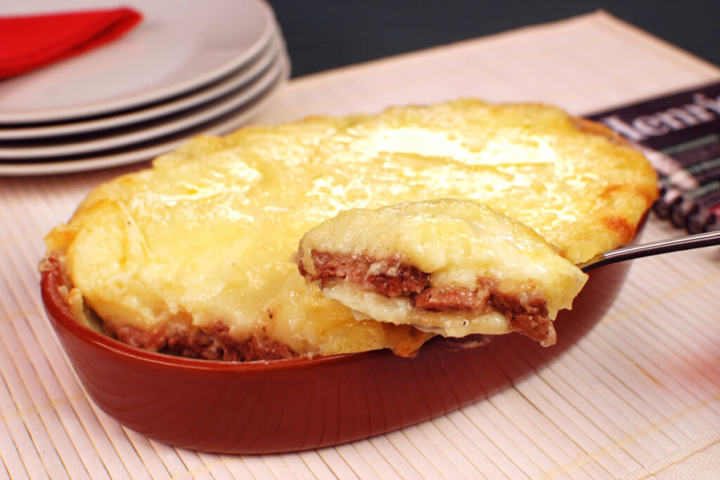 Travessa marrom com Escondidinho de carne-seca