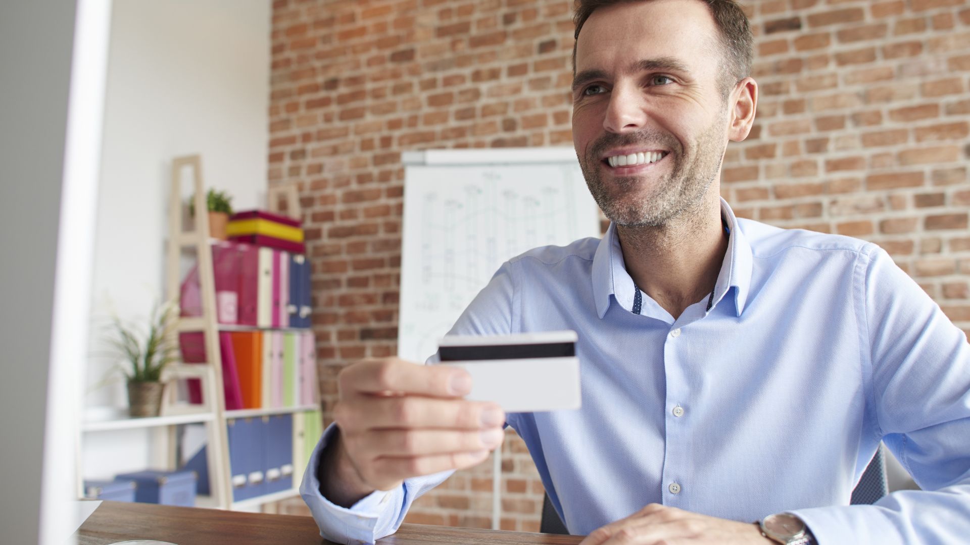 Qual cartão corporativo permite controle de gastos por funcionário?