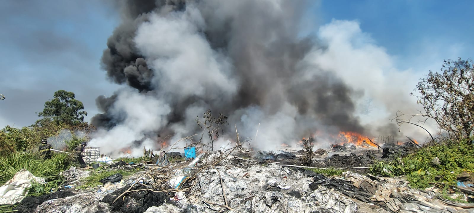 Incêndio em empresa de reciclagem em Itaquá demorou 4h para ser controlado, diz prefeitura