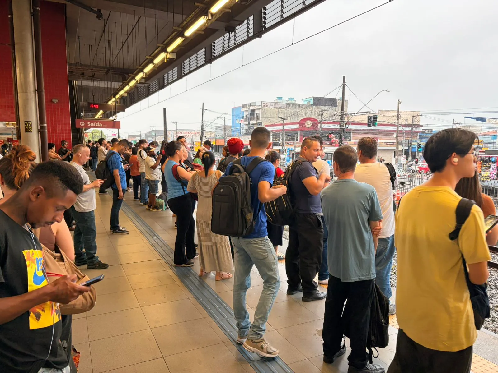 Falha de energia na CPTM obriga mogianos a desembarcarem em Suzano