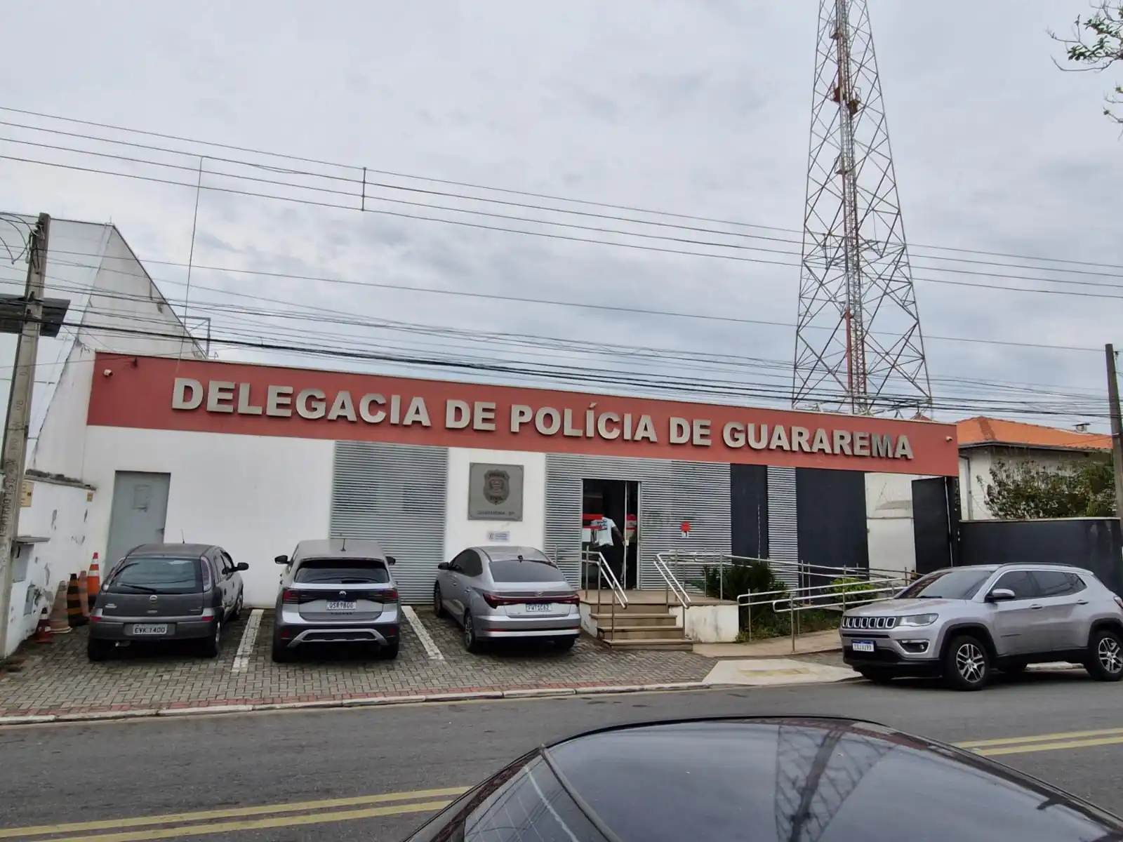Motorista é detido por embriaguez com duas crianças sem cinto no banco traseiro em Guararema