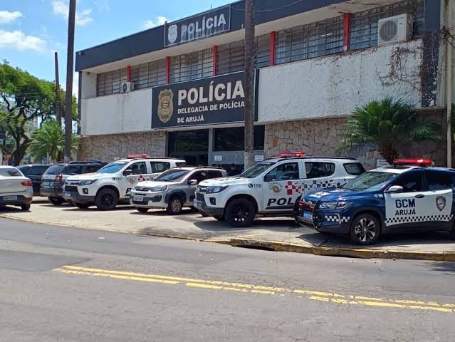 Polícia investiga caso de homem encontrado morto em rio de Arujá