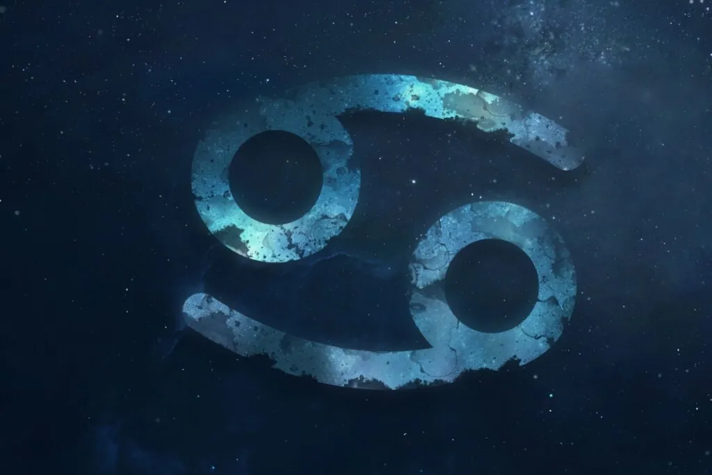 símbolo do signo de câncer em um fundo azul sobre fundo azul-escuro estrelado
