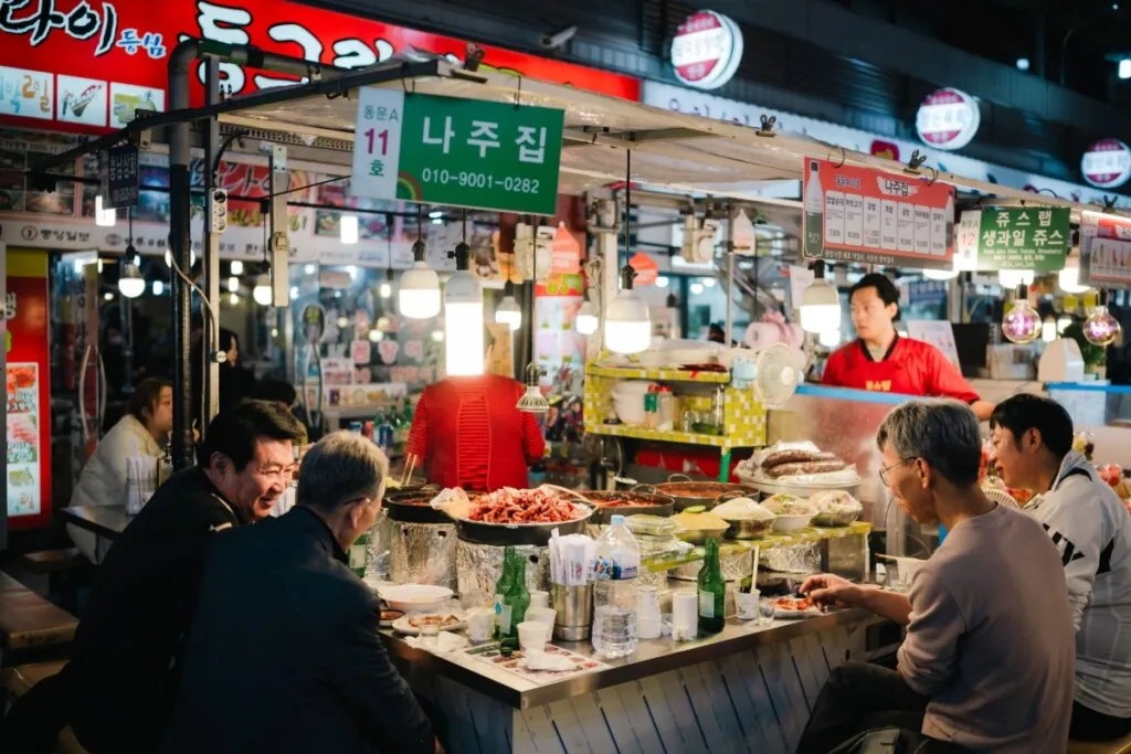 Barraca de comida em Jongno, Seul, com pessoas sentadas ao redor