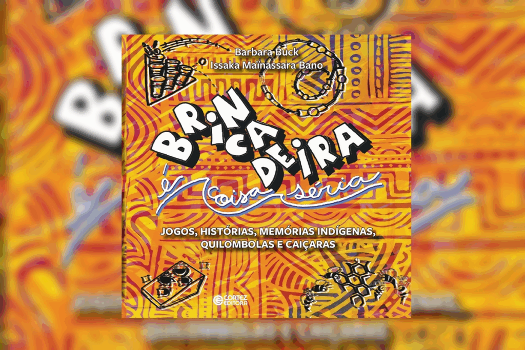 Capa de livro com fundo laranja vibrante repleto de padrões étnicos e grafismos indígenas. O título "BRINCADEIRA é coisa séria" está escrito com letras estilizadas e irregulares. Abaixo, o subtítulo: "Jogos, histórias, memórias indígenas, quilombolas e caiçaras". Há pequenas ilustrações de objetos culturais e abelhas nos cantos.