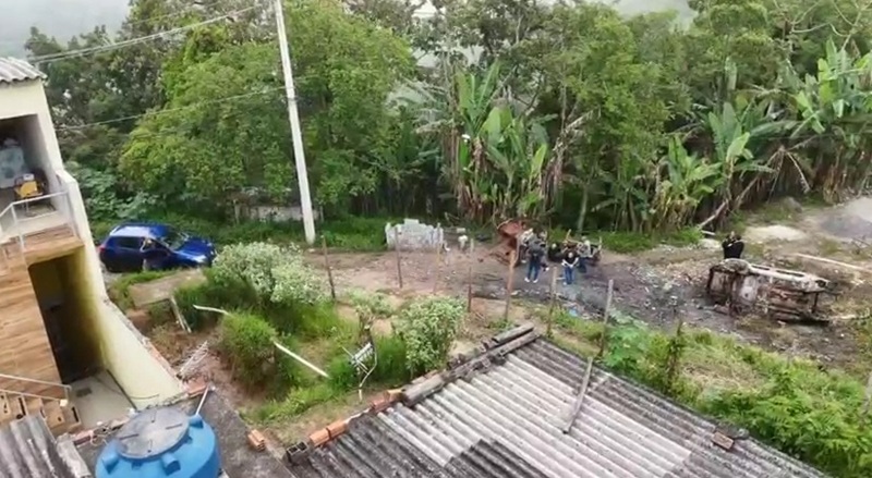 Operação da Polícia Civil prende pai e filho em desmanche, em Ferraz de Vasconcelos