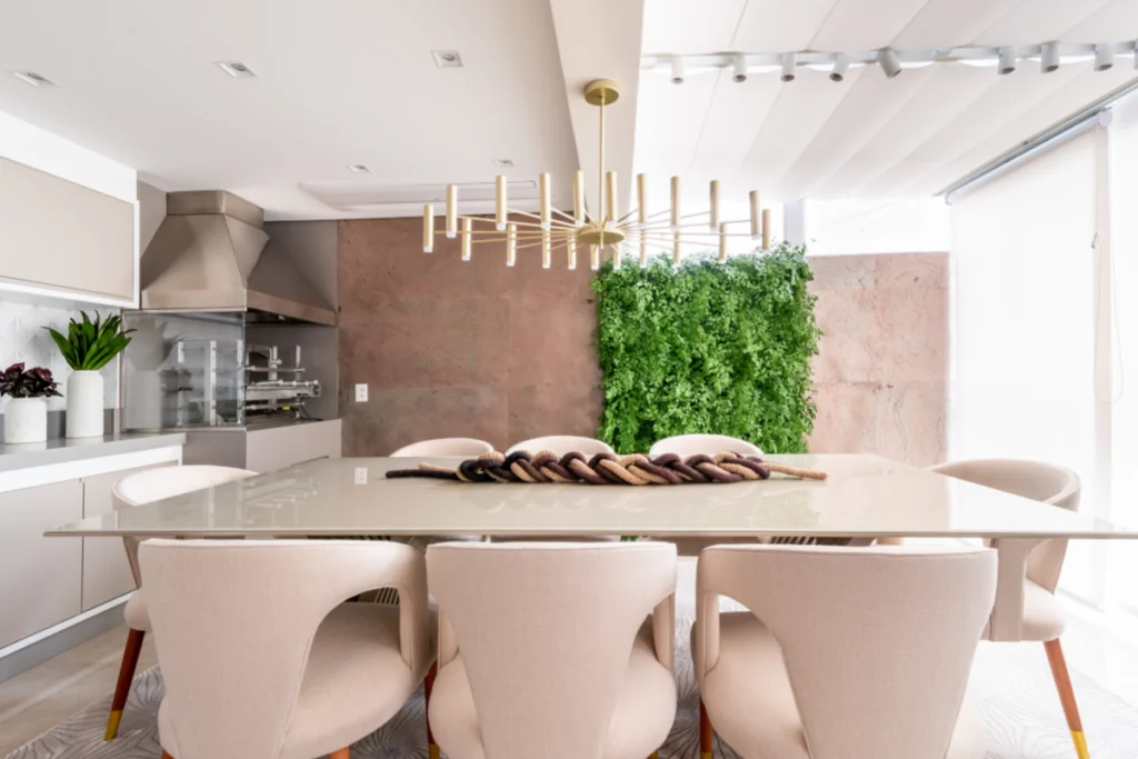Varanda gourmet com decoração de plantas preservadas na parede