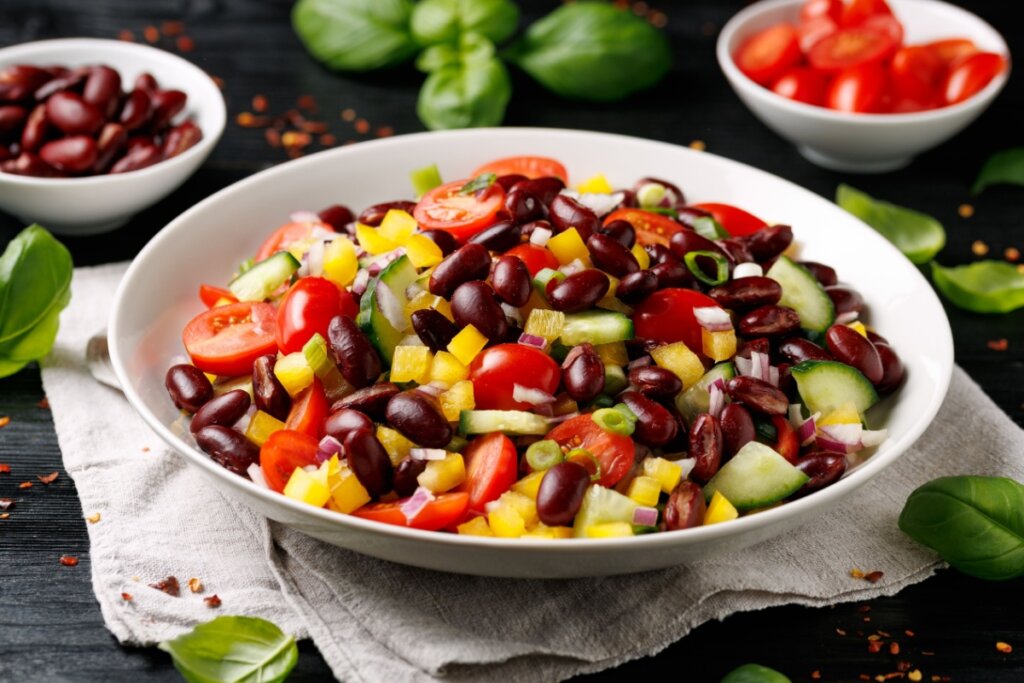 Salada de feijão: 5 receitas ricas em ferro para os dias quentes