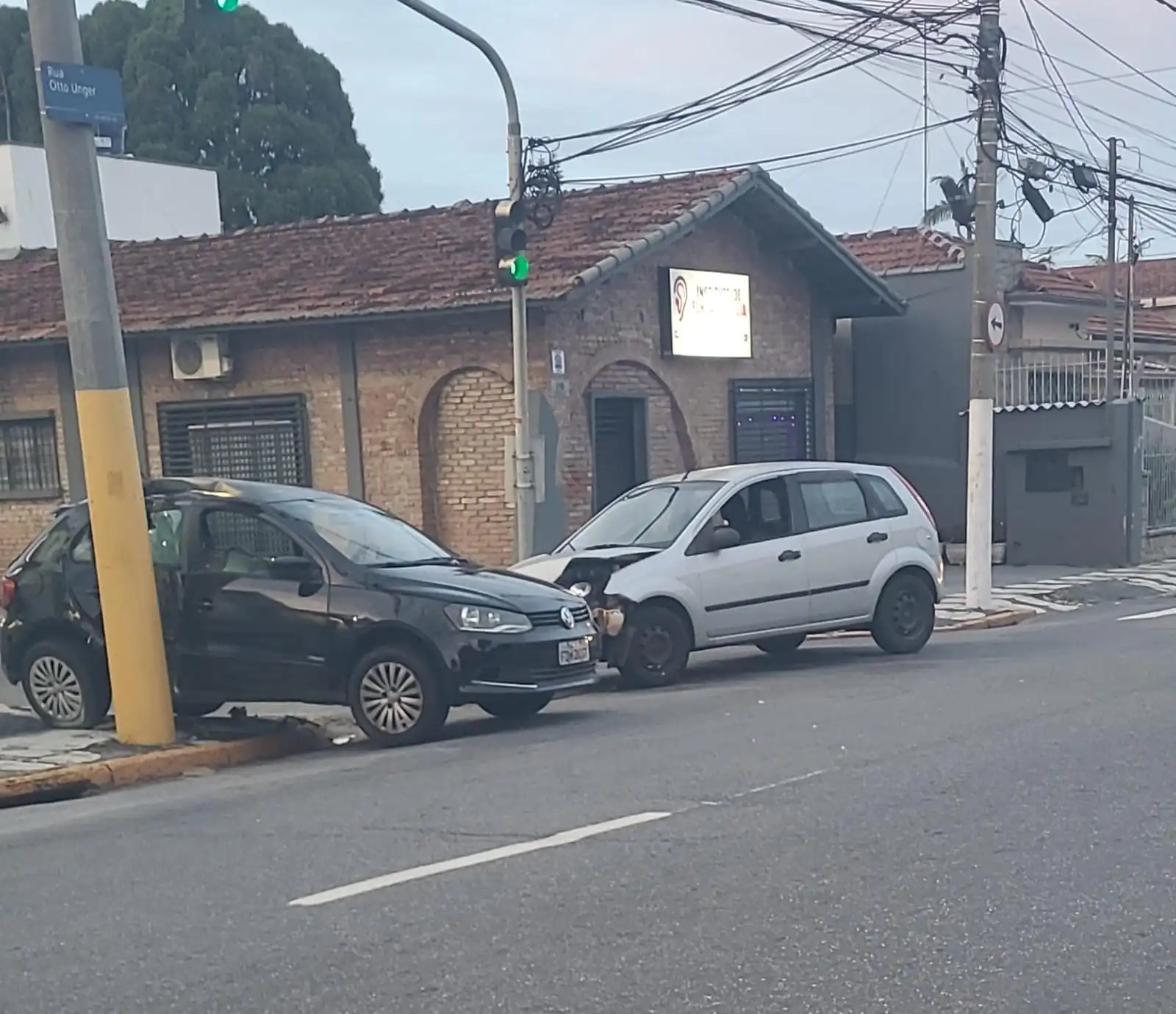 Acidente entre carros deixa dois feridos em Mogi das Cruzes
