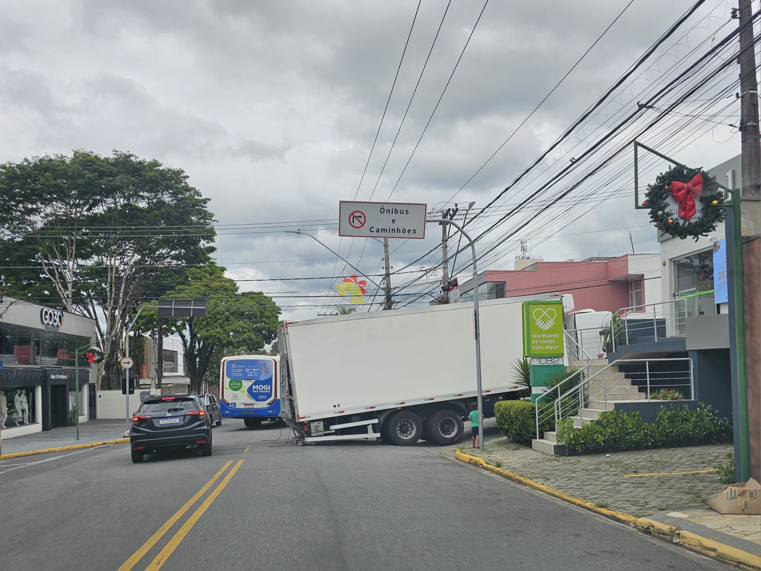 Mesmo com sinalização, caminhão entra em rua de Mogi das Cruzes com circulação proibida