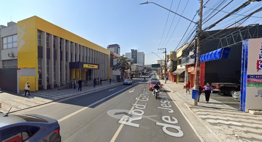 Cadeirante de 70 anos é atropelado na Avenida dos Bancos, em Mogi das Cruzes