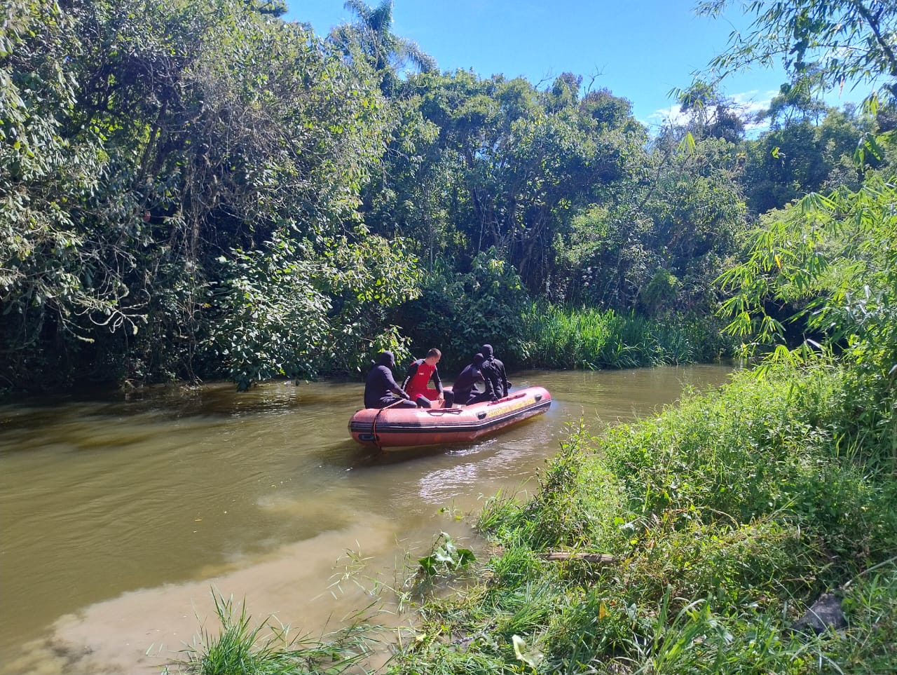 Bombeiros realizam busca por menina de 11 anos que desapareceu no Rio Tietê, em Biritiba Mirim