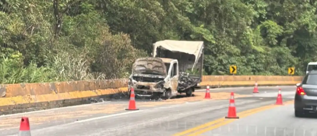Caminhão sofre superaquecimento e pega fogo na Mogi-Bertioga