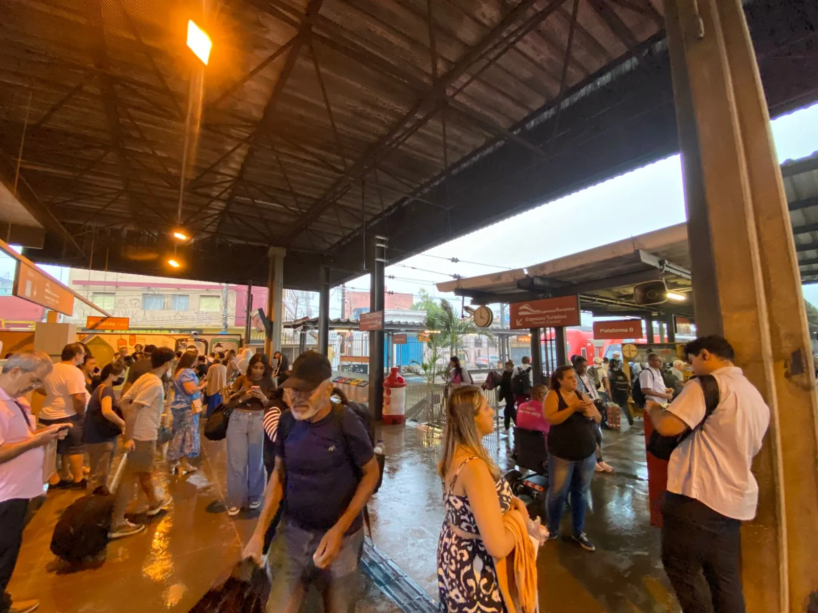 Chuvas alagam via e trens da Linha 11-Coral circulam apenas até a estação Mogi das Cruzes