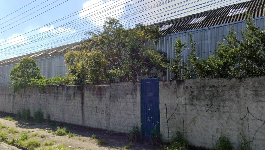 Homem cai de telhado de fábrica e fica inconsciente, em Itaquaquecetuba