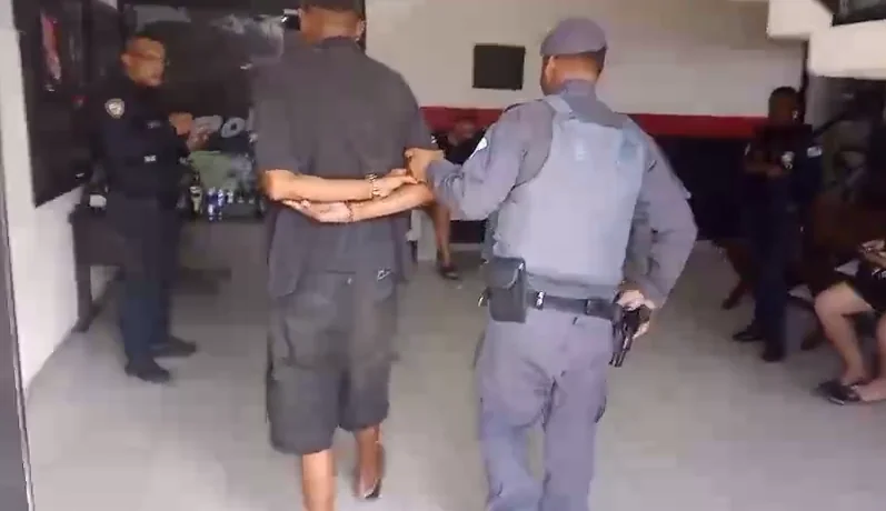 Homem é preso suspeito de furtar R$ 200 de malote em banheiro de rodoviária em Arujá