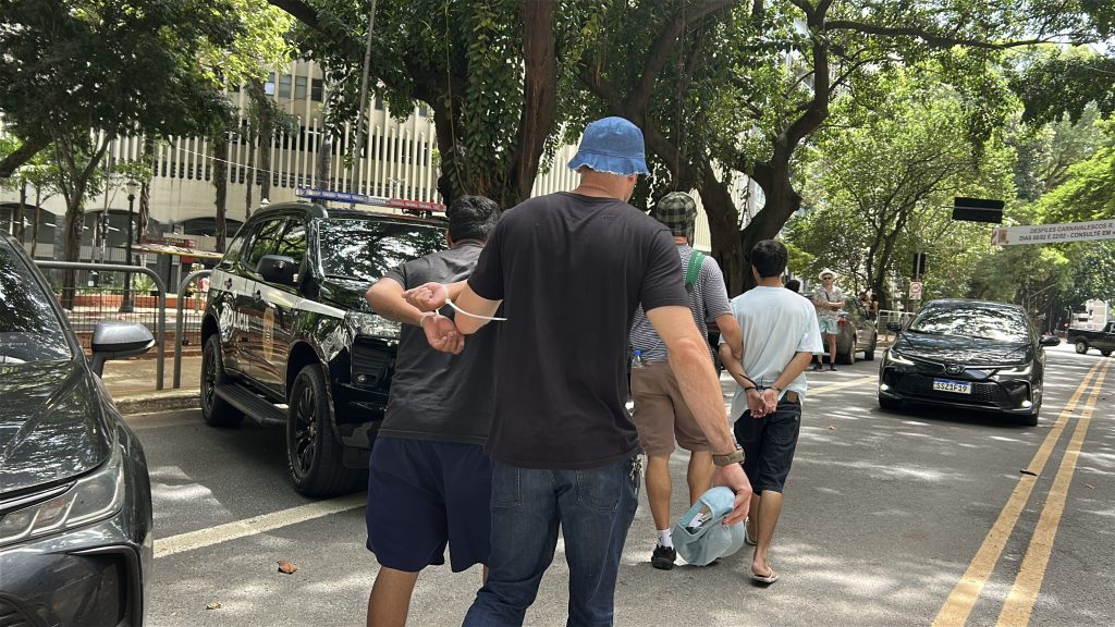 Policiais fantasiados da Turma do Chaves prendem 5 suspeitos no Carnaval de São Paulo