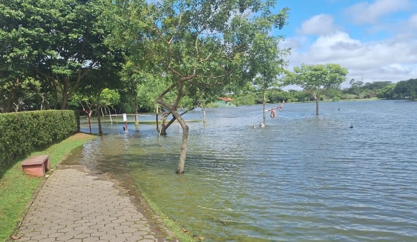 Nível dos lagos sobe e Parque Centenário tem trecho da pista de caminhada interditado