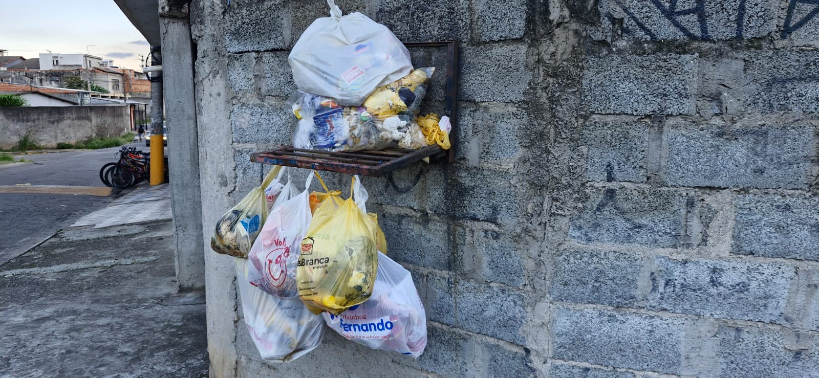 Comerciantes do Jardim Casa Branca ainda se queixam do acúmulo de lixo em praças e calçadas