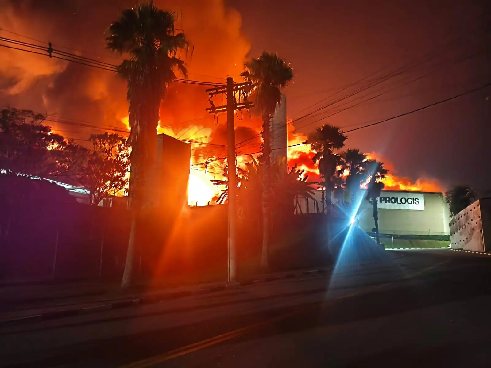 Vídeo: Incêndio atinge empresa na rodovia Presidente Dutra, em Arujá