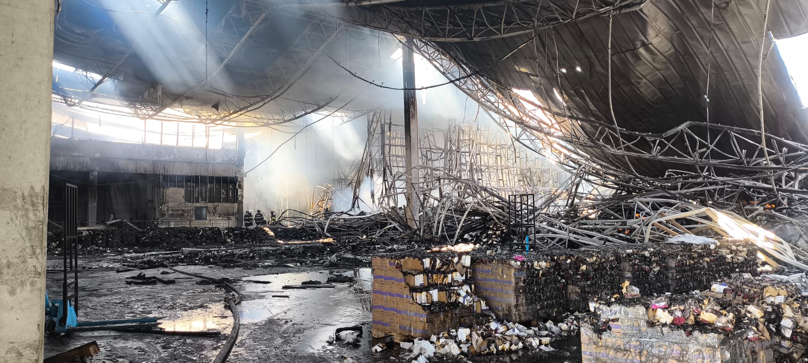 Após mais de 12h de combate às chamas, incêndio em empresa de Arujá é controlado