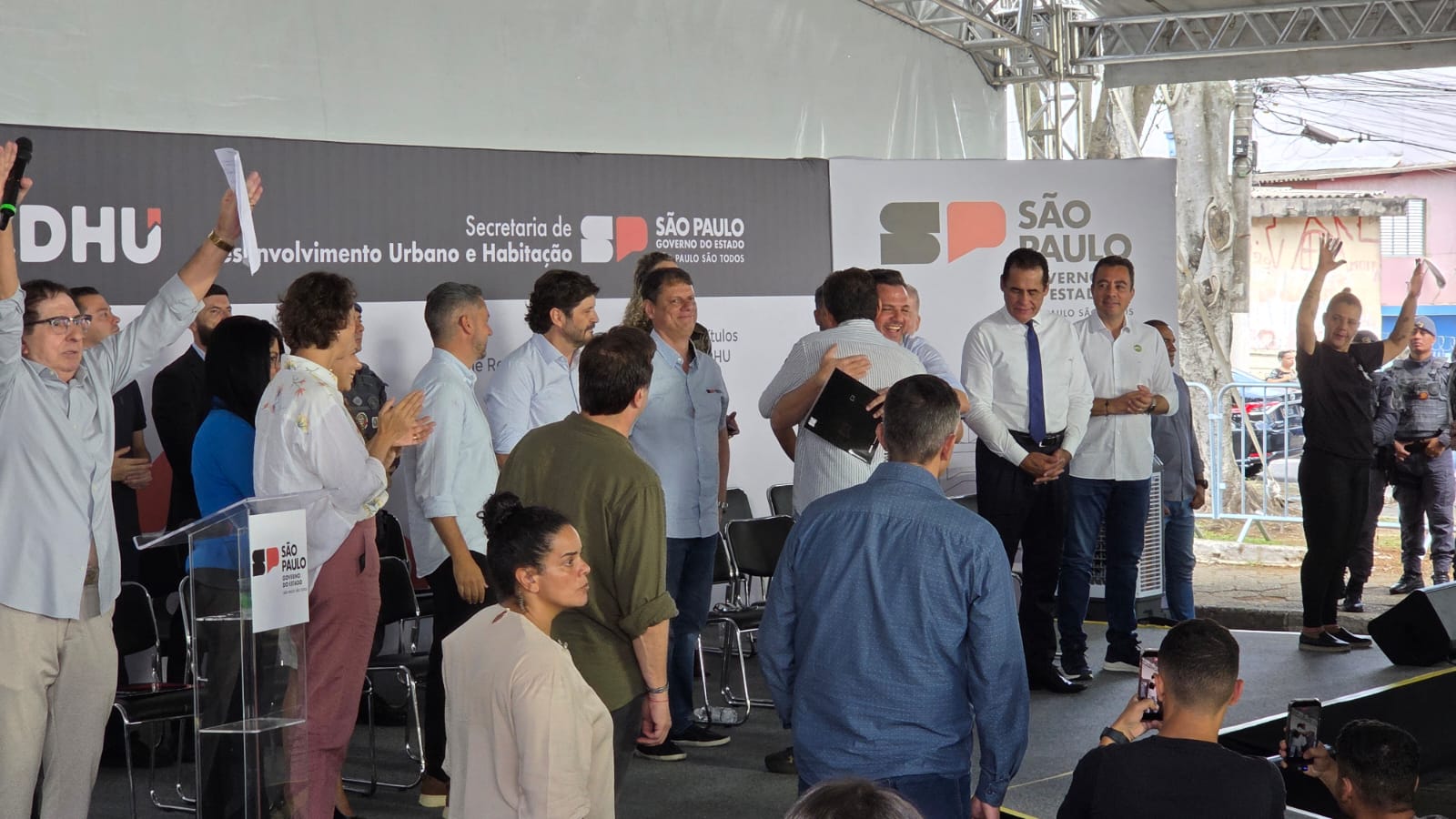 Tarcísio acompanha entrega de 1.190 matrículas de regularização fundiária em Itaquaquecetuba