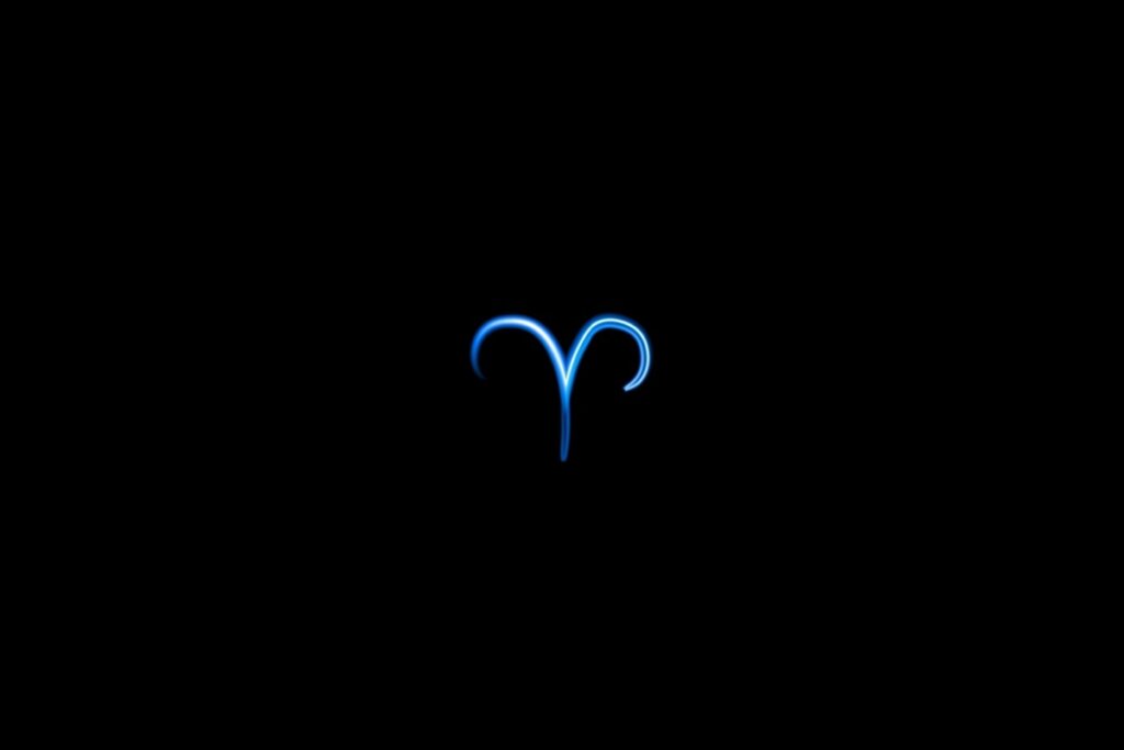 Ilustração do signo de áries em azul sobre um fundo preto 