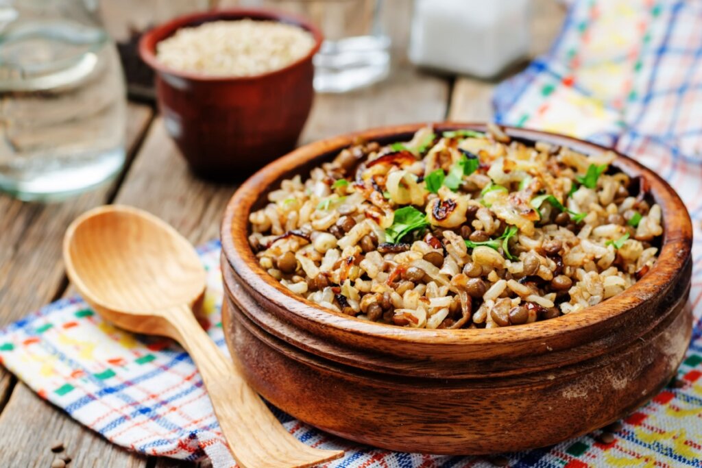 Recipiente marrom com arroz integral com lentilha