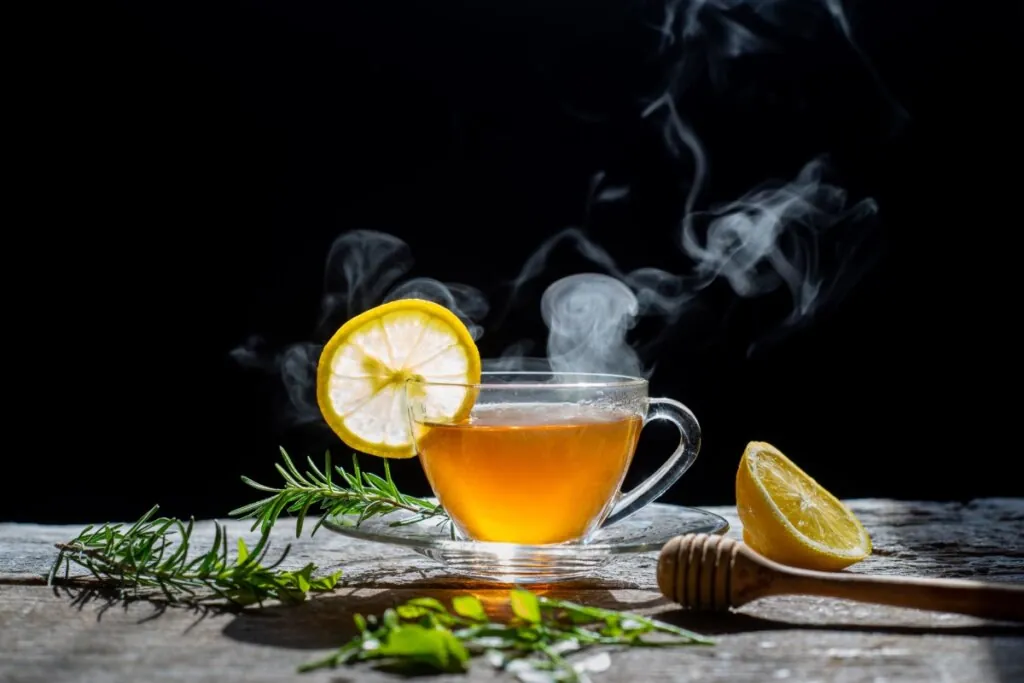 Benefícios do chá de alecrim: 6 receitas para melhorar a saúde