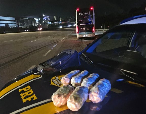 Polícia Rodoviária Federal apreende 6 kg de cocaína durante abordagem à ônibus em Arujá