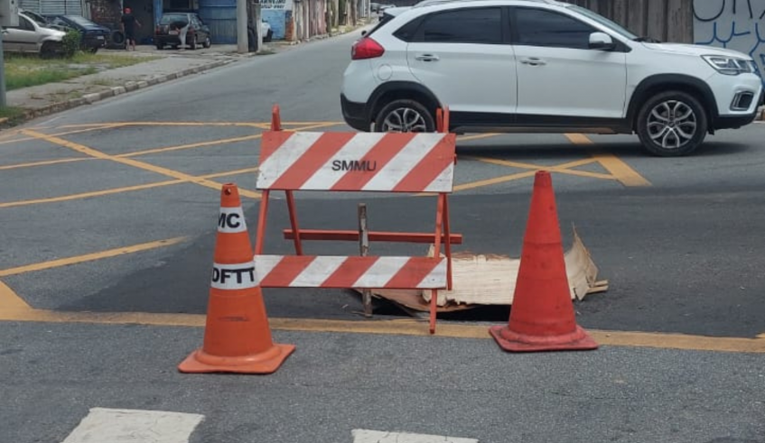 Avenida em Mogi das Cruzes é parcialmente interditada após abertura de buraco