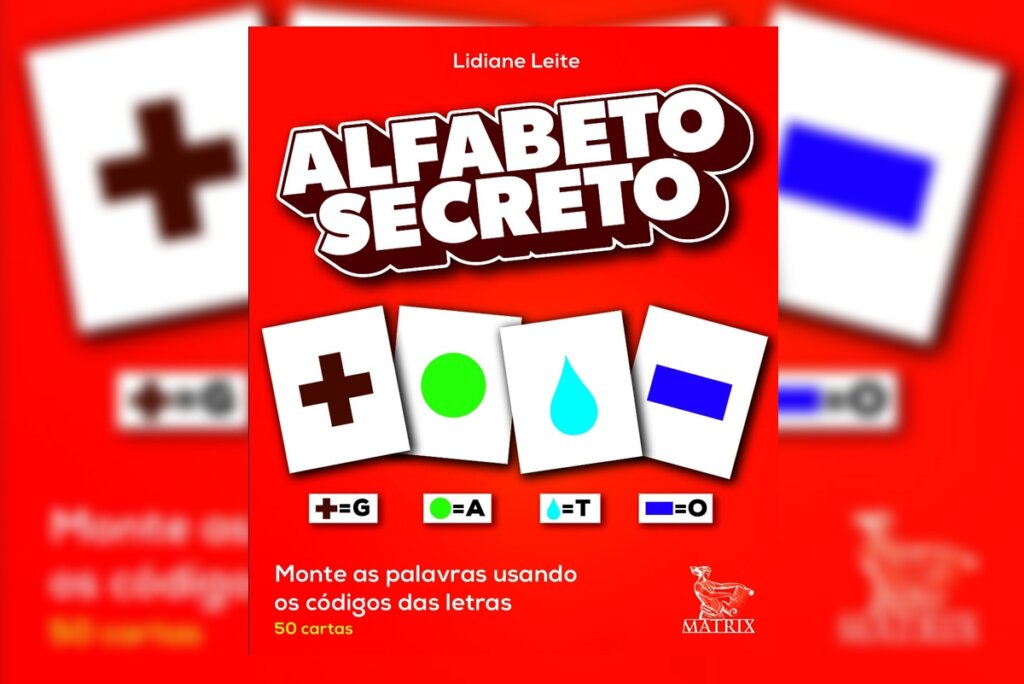 Capa de um jogo ou livro com fundo vermelho vibrante. O título "ALFABETO SECRETO" está em letras brancas com contorno preto. Abaixo, quatro cartas brancas exibem símbolos coloridos: uma cruz marrom, um círculo verde, uma gota azul e um retângulo azul. Abaixo de cada carta, há uma legenda indicando que o símbolo corresponde a uma letra (G, A, T, O).