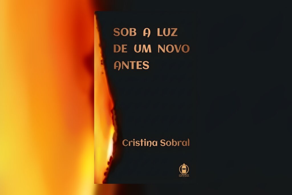 Fundo preto profundo com o título em letras douradas. No lado esquerdo, há um efeito visual de papel queimado, revelando uma luz alaranjada e brilhante como fogo por baixo da superfície.