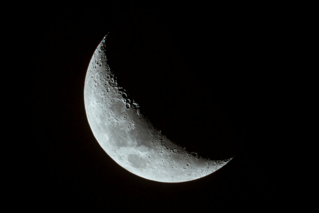 imagem da lua em fase crescente em céu preto