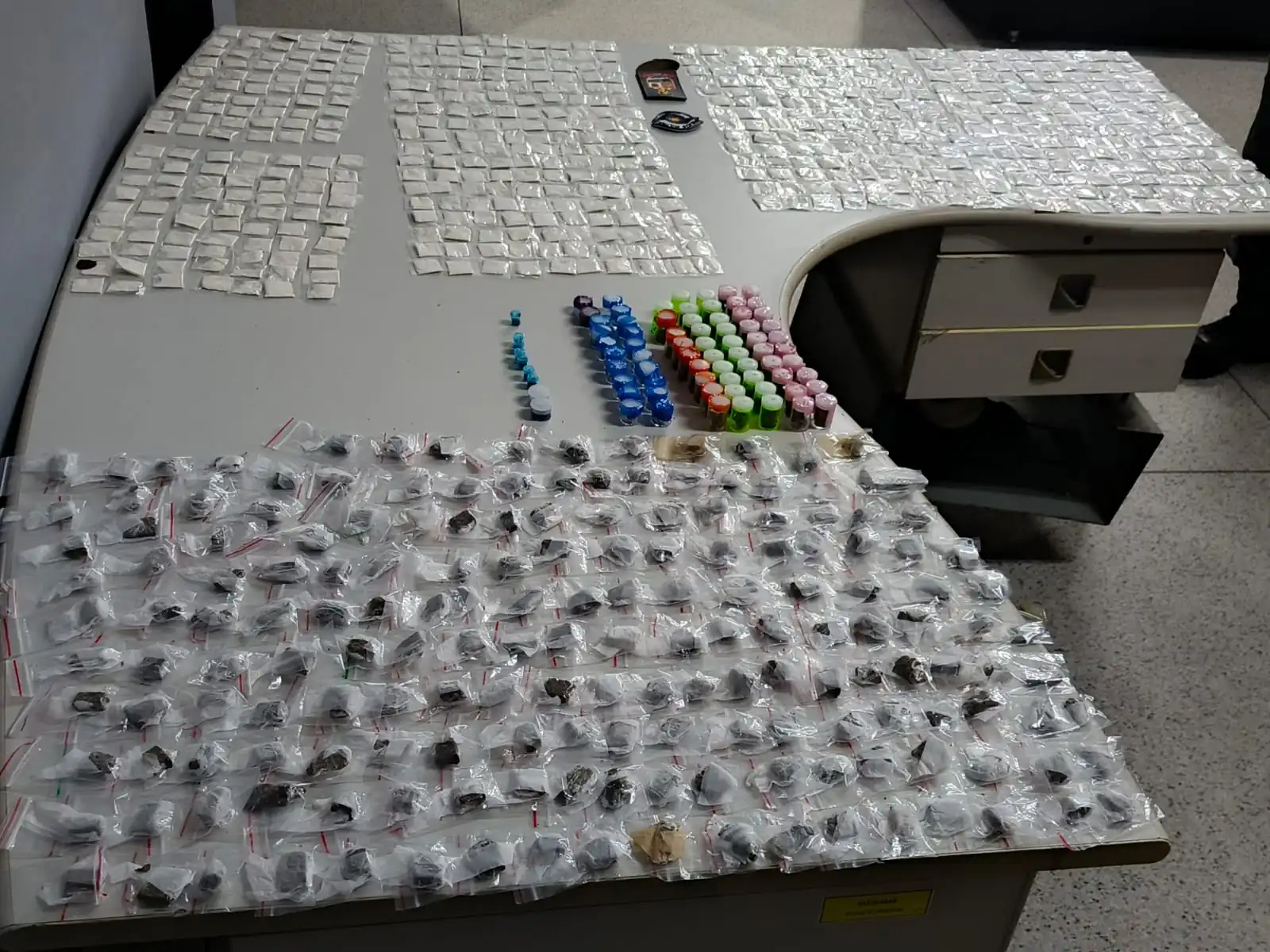 PM apreende mais de 840 porções de drogas em casa em Itaquaquecetuba