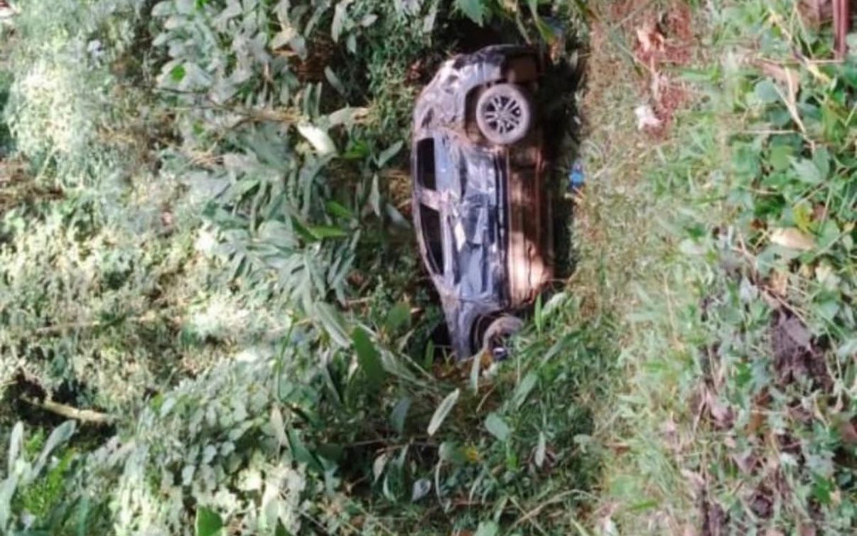 Motorista perde o controle e carro cai em ribanceira de 20 metros em Mogi das Cruzes