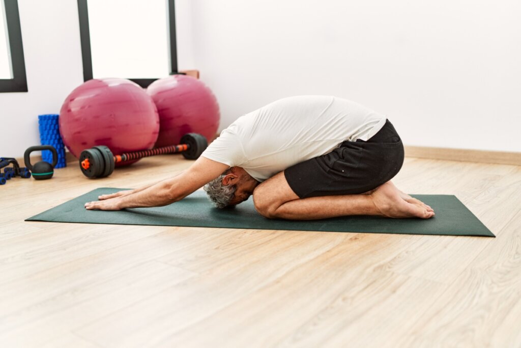 Estalar o corpo faz mal? Entenda quando o hábito merece atenção