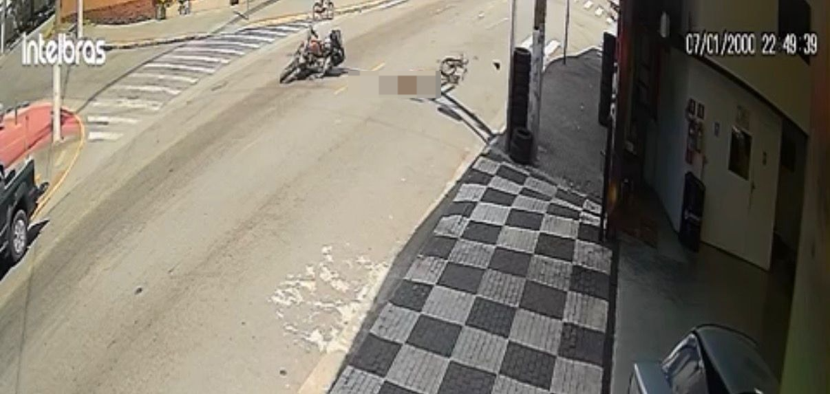 Adolescente é atropelado por moto ao tentar atravessar cruzamento de bicicleta em Poá