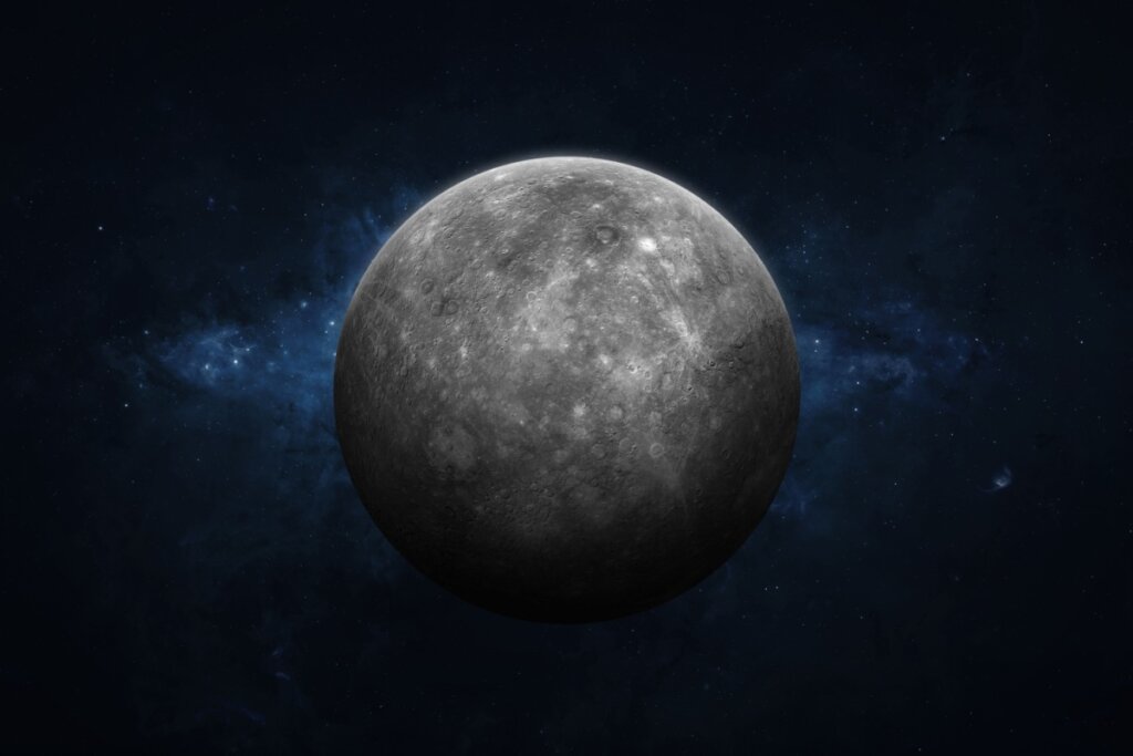 Imagem do planeta Mercúrio cinza sobre céu azul-escuro