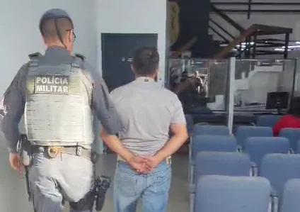 Homem é preso pela PM após agredir companheira com socos e chutes em Mogi