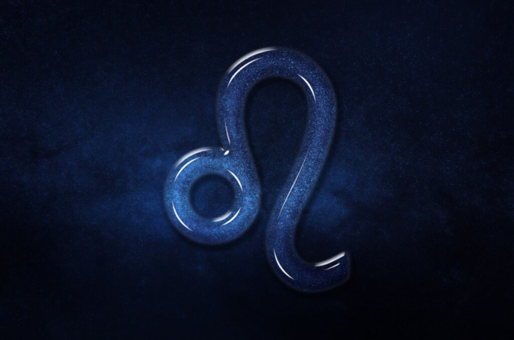 Ilustração do símbolo de Leão com textura de azul estrelado, lembrando a juba e a cauda de um leão, sobre um fundo de céu noturno azul-escuro profundo e estrelado.