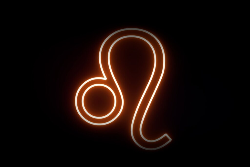Ilustração digital do símbolo de Leão (um círculo pequeno com uma linha curva que sobe e desce, representando a juba de um leão). O símbolo brilha em tons de neon laranja sobre um fundo preto.