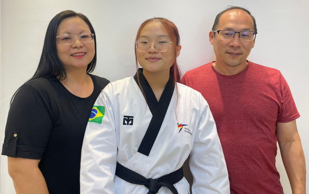 Sua mãe Marina Kimoto e seu pai Rodrigo Yazawa, junto de Leticia | Foto/ Arquivo Pessoal