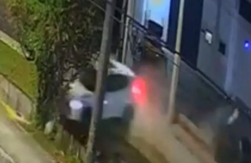 Carro é lançado em córrego após batida em Mogi das Cruzes